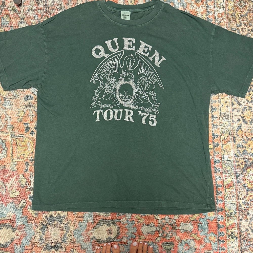 American Eagle Outfitters Dark Green Queen Tour '75 Tee